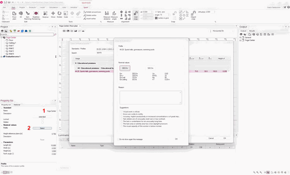 Dieser Screenshot zeigt die Benutzeroberfläche von RELUXDesktop bei der Einrichtung einer Bewertungsfläche für ein Hallensport-Beleuchtungsprojekt. Auf der linken Seite ist die Eigenschaftenliste mit nummerierten Markierungen hervorgehoben, die zeigen, wo Benutzer ein Bewertungsprofil auswählen können. Nach dem Klicken auf „Auswählen“ öffnet sich das Dialogfenster für die Bewertungsschritte, in dem der Benutzer ein vordefiniertes Beleuchtungsstandardprofil auswählen kann. In diesem Beispiel ist das gewählte Profil „44.26 Sporthallen, Gymnastikräume, Hallenbäder“ aus der EN 12464-1:2021. Das Dialogfenster zeigt die empfohlenen Beleuchtungsanforderungen, einschließlich der Wartungswerte der Beleuchtungsstärke (500 lx), der minimalen Beleuchtungsstärke, der Gleichmäßigkeit, der Blendungsbewertung (UGR), des Farbwiedergabeindex (Ra) und der Höhe der Bewertungsebene. Die Benutzeroberfläche hilft Lichtplanern, standardisierte Beleuchtungsanforderungen für Sportstätten schnell anzuwenden, um die Einhaltung internationaler Beleuchtungsnormen vor der Durchführung von Berechnungen sicherzustellen.